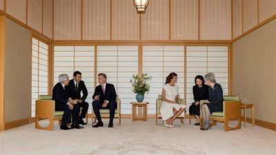 El emperador japon�s se sorprendi� con el n�mero de pobres en la Argentina