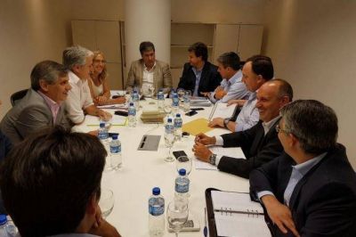 La Provincia firma convenio de 500 millones con intendentes massistas