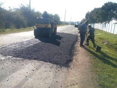 Contin�an los trabajos de bacheo en los distintos barrios
