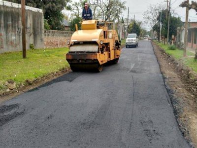 Con obras de asfalto, mejoran los accesos a las escuelas de Lomas