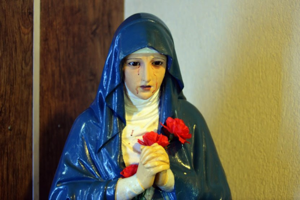 Conmocin en Paran: Una imagen de la Virgen emana sangre