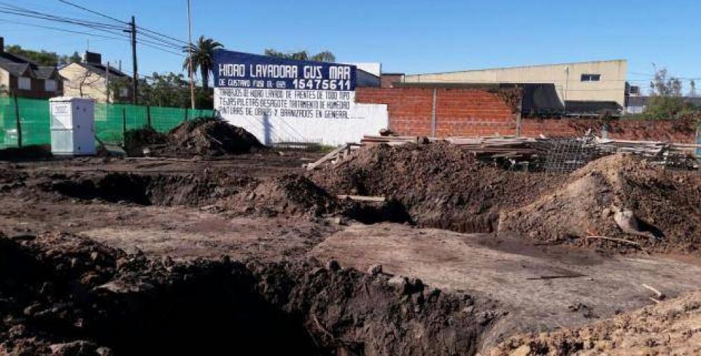Construyen dos nuevos supermercados chinos y hay quejas de almaceneros