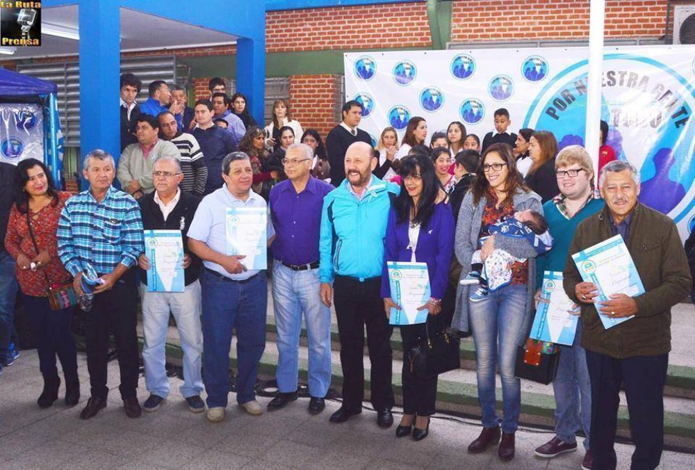 Insfr�n entreg� t�tulos de propiedad a vecinos del Venezuela y la Paz