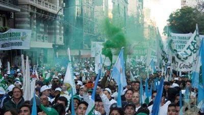 Con las paritarias estancadas, trabajadores de Alimentaci�n marchan a la c�mara empresaria