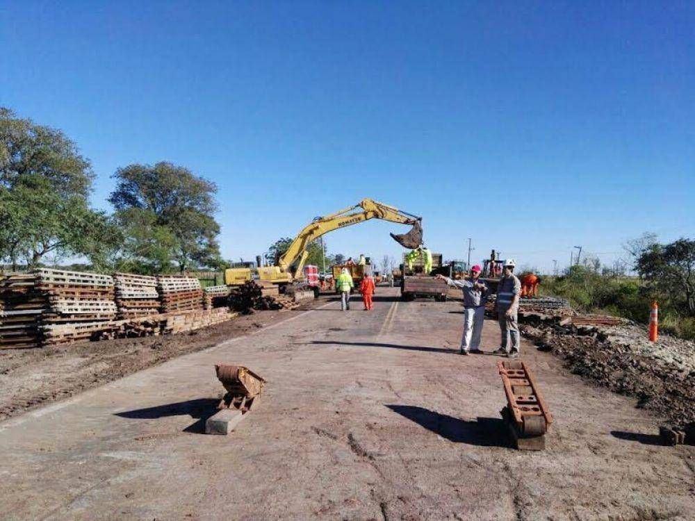 Corrientes: Retoman las tareas para instalar estructuras provisorias en el puente que cay en la ruta 12