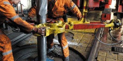 Petroleros negocian un aumento del 24% para cuatro provincias