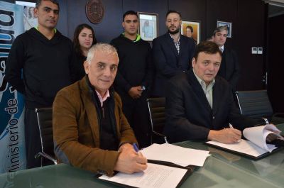 Ministros de Salud y Econom�a firman convenio para implementar espacios de actividad f�sica laboral
