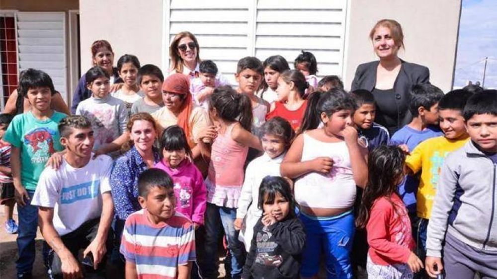 La gobernadora Claudia Zamora visit� el barrio Bel�n