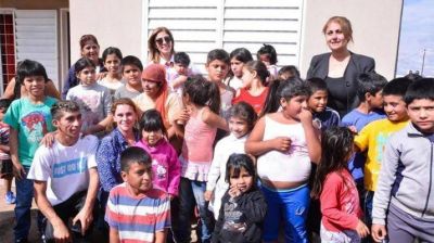 La gobernadora Claudia Zamora visit� el barrio Bel�n