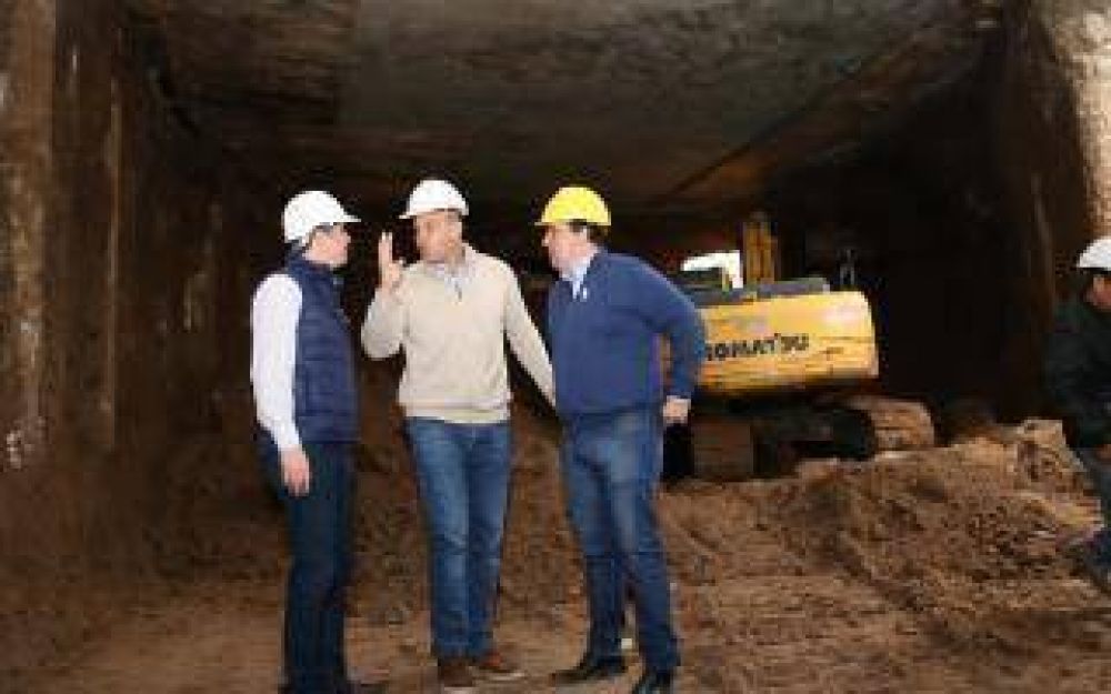 Martiniano Molina supervis� el avance de la obra del bajo v�as de Bernal
