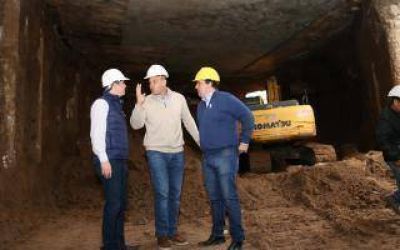 Martiniano Molina supervis� el avance de la obra del bajo v�as de Bernal