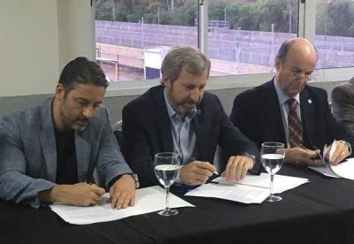 Men�ndez oficializ� el traspaso de Merlo a la �rbita de AySA