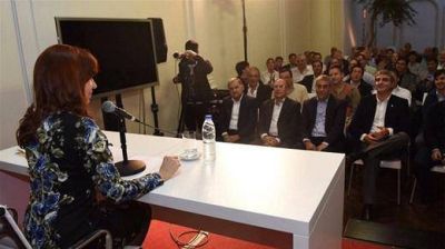La saga peronista y un nuevo cap�tulo: reuni�n con CFK suspendida, gestos de randazzistas e intendentes del F+E
