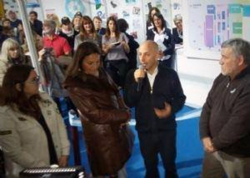 Nicol�s Ducot� inaugur� la Feria del Libro de Pilar