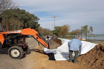 Trabajos de prevenci�n con alteos y terraplenes en la Laguna de G�mez