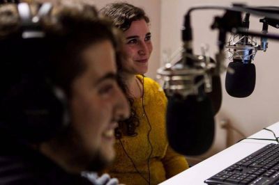 Producida 100% por alumnos y egresados, este lunes arranc� RadioEter