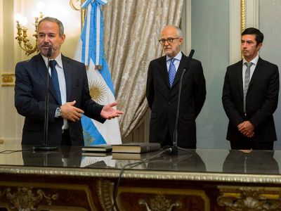 Sospechosos v�nculos: Contin�a la pol�mica en torno a la Fundaci�n Convivir