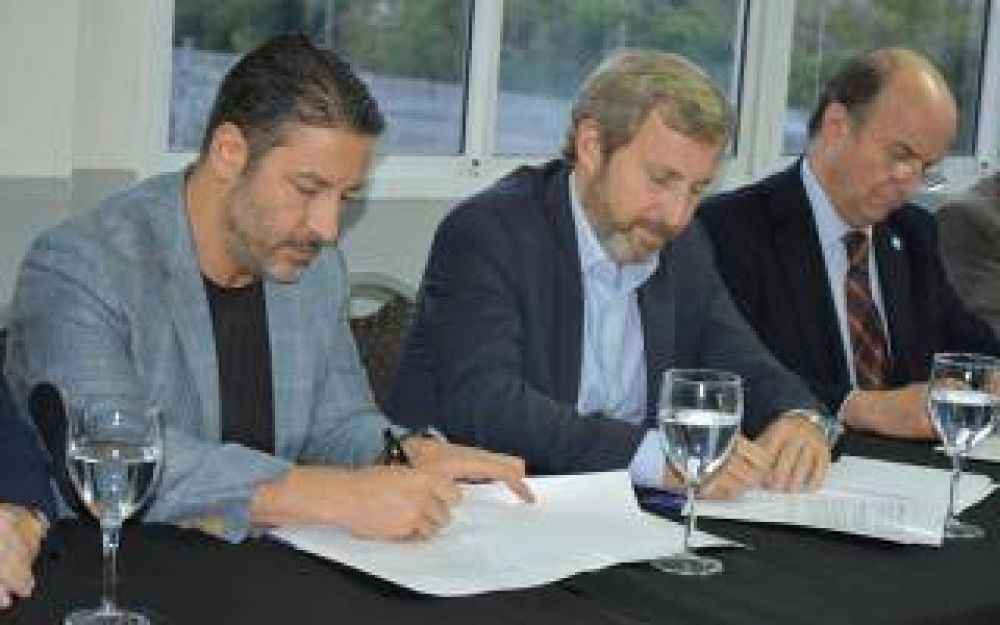 AySA comienza a operar los servicios de agua potable y cloacas de Merlo