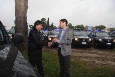 Pullaro entreg� 41 camionetas para localidades del norte