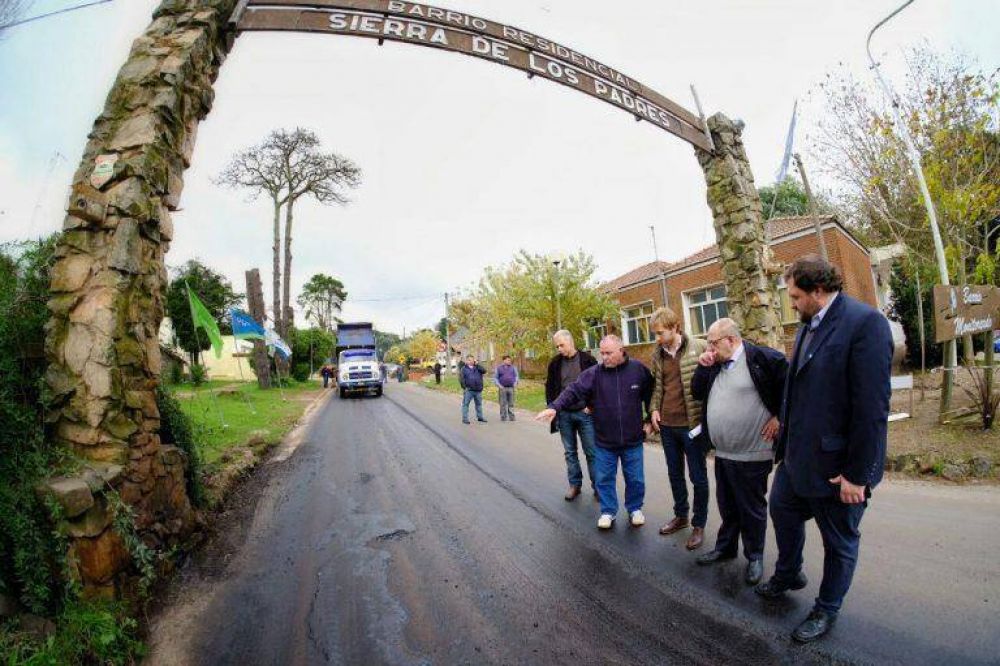 Sierra de los Padres: Arroyo supervis� la finalizaci�n de obras de asfalto