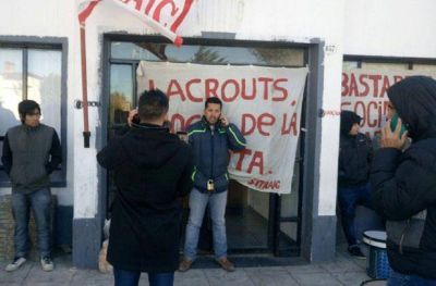 Referente de SITRAIC se encaden� en las puertas del municipio