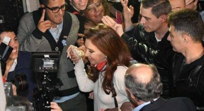 Cristina prepara una cumbre con intendentes d�scolos y quiere acordar con Randazzo