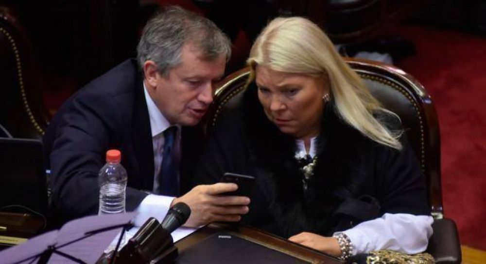 El Gobierno sali� a contener a Carri� y niegan que baje su candidatura