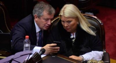 El Gobierno sali� a contener a Carri� y niegan que baje su candidatura