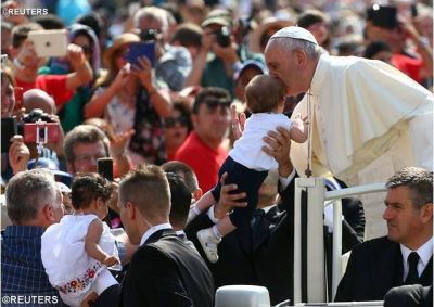 Paz en Ucrania, Mar�a Auxiliadora, la Asunci�n del Se�or. Oraci�n y bendici�n del Papa a peregrinos del mundo