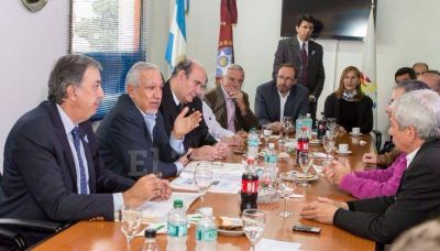Senadores y productores rechazan el control al tabaco
