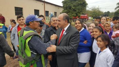 Manzur desaf�a a Cano a que camine los barrios
