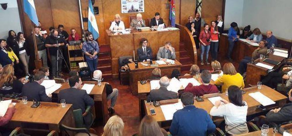 Aval a un endeudamiento y repudio el accionar policial en el ENAM
