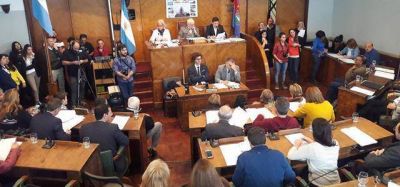 Aval a un endeudamiento y repudio el accionar policial en el ENAM