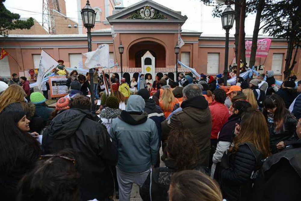 Gremios estatales sesionaron en Cabildo Abierto frente a casa de gobierno