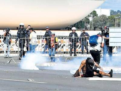 Una lluvia de plomo y goma en Brasilia, como antesala del ej�rcito