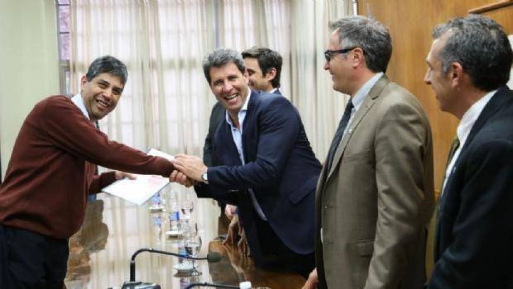 En Casa de Gobierno, entregaron 91 nuevas licencias para taxis y remis