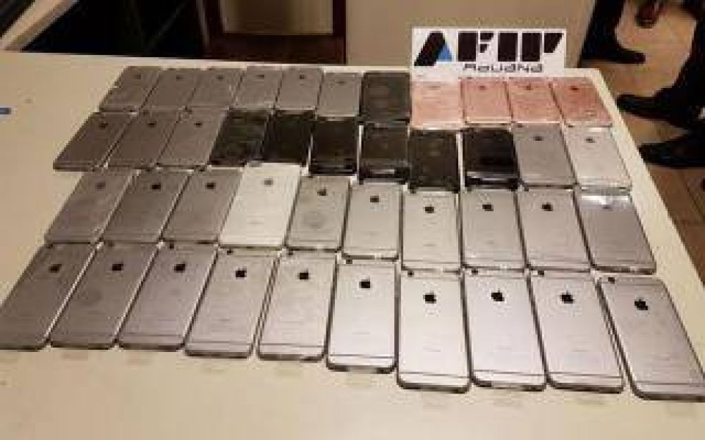Afip decomis� 42 tel�fonos de alta gama en Ezeiza