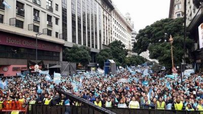 Multitudinaria reuni�n de oraci�n en el Obelisco por la Argentina