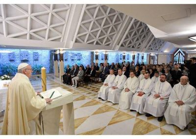 Papa: El cristiano tiene la mirada en el Cielo y los pies en el mundo