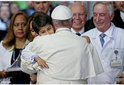 El Papa se comunic� con los peque�os pacientes del Hospital Gaslini: les llevo la caricia de Jes�s