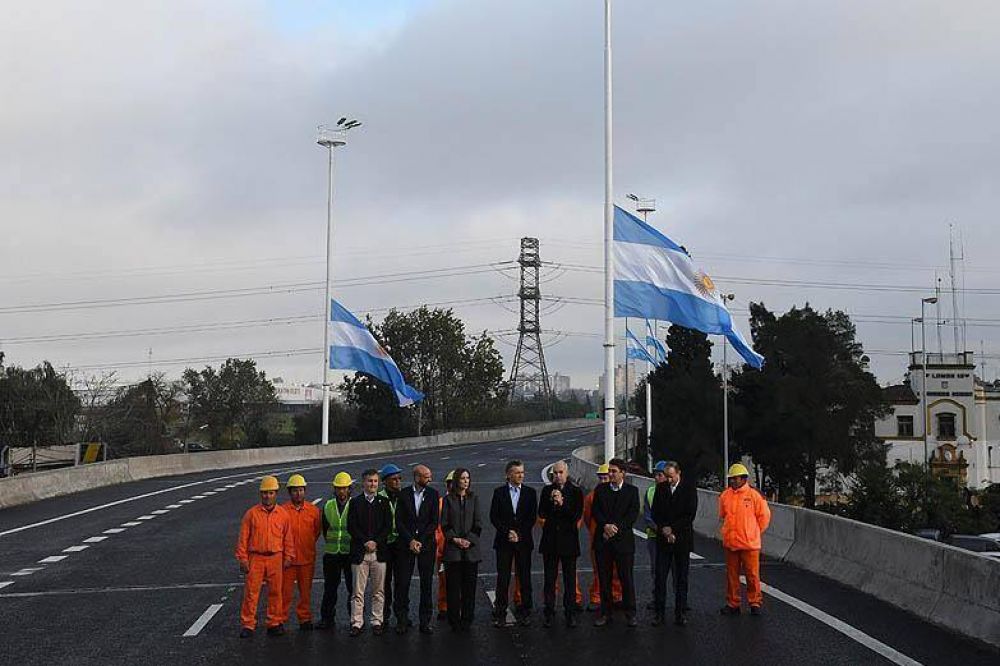 Macri inaugur un carril del Puente La Noria: 