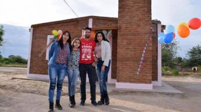 Inauguraron viviendas en el El Hoy�n, departamento Atamisqui