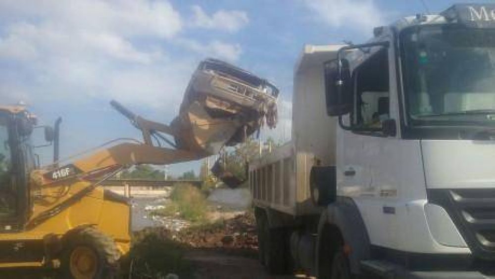 Sacaron m�s de 200 toneladas de basura en canales del Gran Mendoza