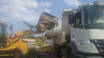 Sacaron m�s de 200 toneladas de basura en canales del Gran Mendoza