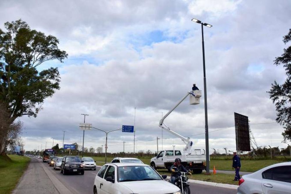 Avanzan las obras y nuevas luminarias LED en el Camino Centenario