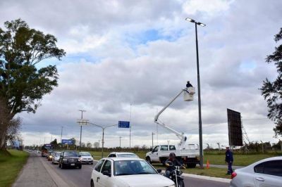 Avanzan las obras y nuevas luminarias LED en el Camino Centenario