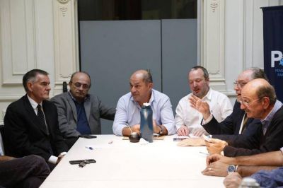 Con D�El�a, Sabatella y radicales 