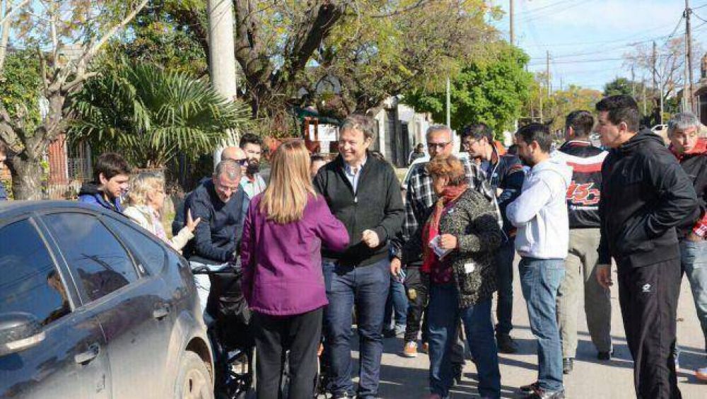 Cascallares recorri� obras de pavimento y habl� con vecinos