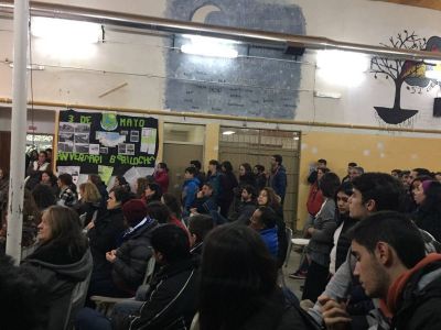 Estudiantes cortan la avenida Pioneros
