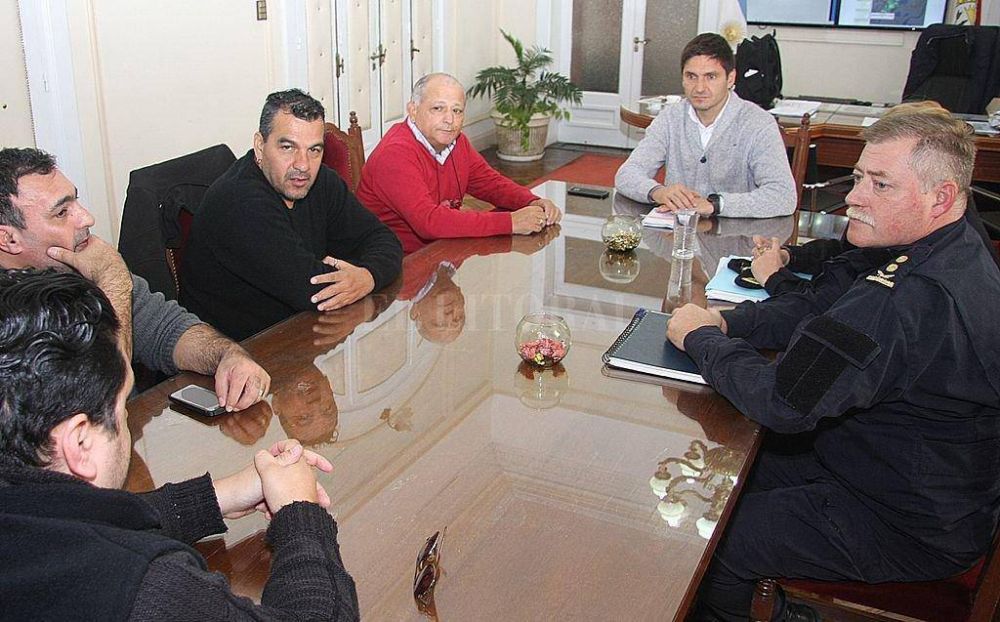 Pullaro se reuni� con taxistas para analizar y reforzar medidas de seguridad